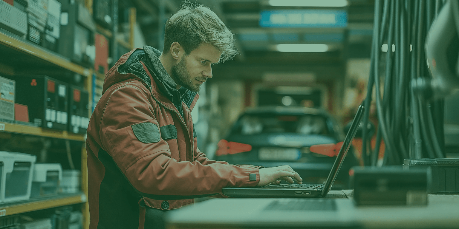 Garagiste sur un logiciel de gestion de garage automobile.