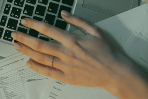 Une femme travaillant sur ordinateur.